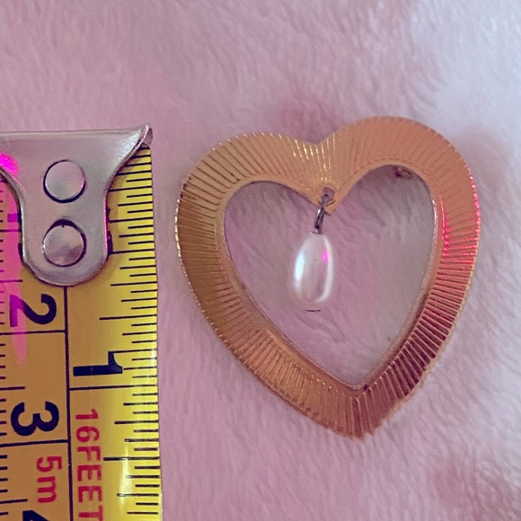 🩷VINTAGE OPEN RIBBED HEART BROOCH WITH TEARDROP FAUX PEARL - Picture 3 of 3